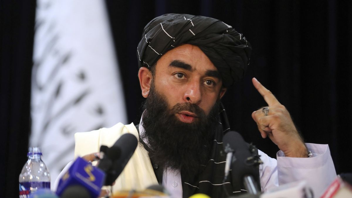 Tálibán představí novou vládu, odplatu USA za útok Islámského státu odsoudil